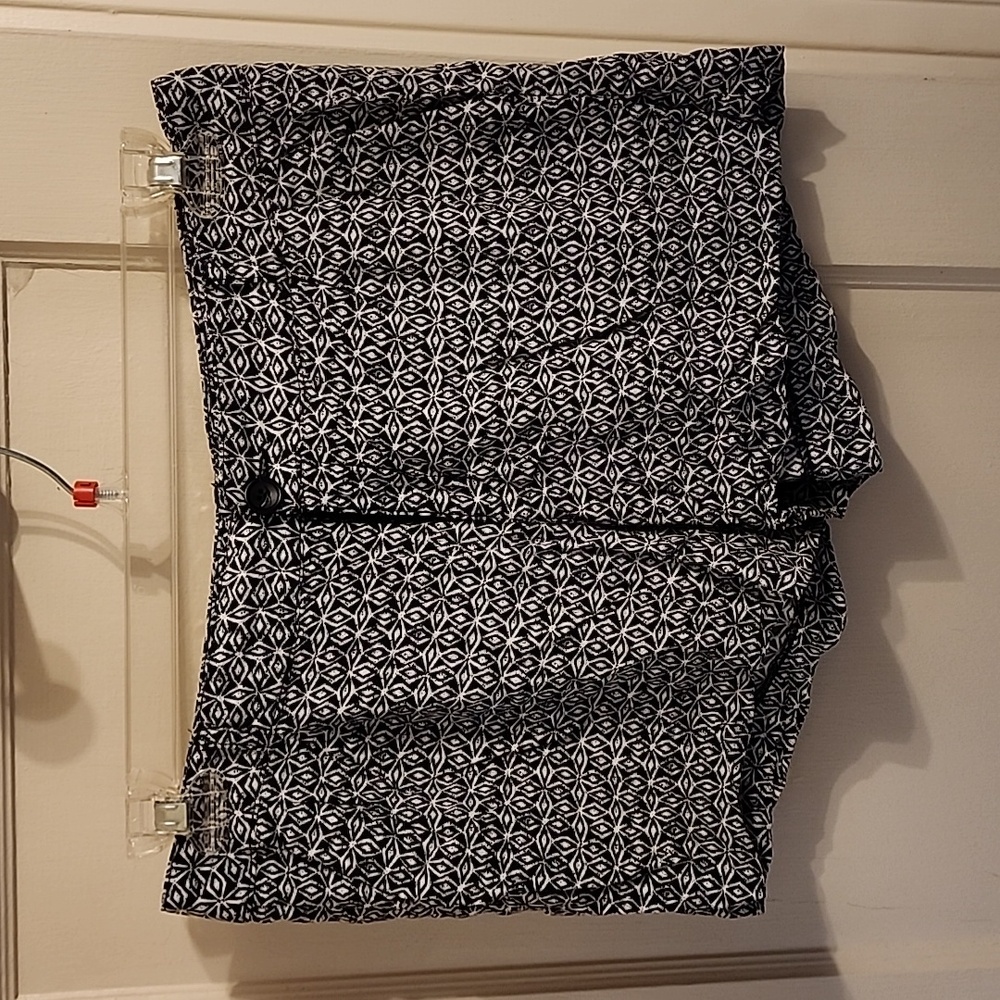 Banana Republic black & white short shorts size 8